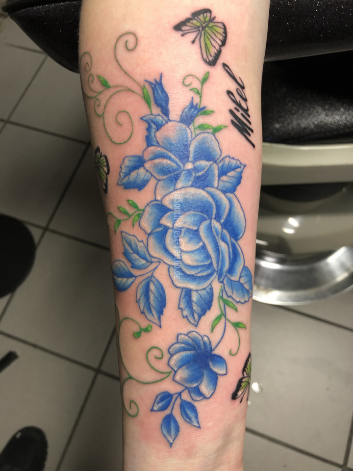Blaue Rosen mit Schmetterlingen von Christian