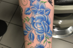Blaue Rosen mit Schmetterlingen von Christian