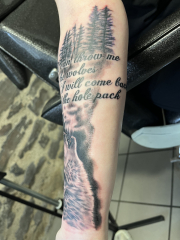 Tattoo Wolf mit Schrift und Wald von Christian3