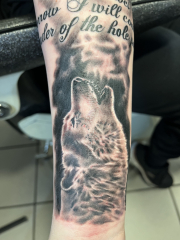 Tattoo Wolf mit Schrift und Wald von Christian 4