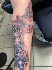 Tattoo Taschenuhr mit Rose und Taube von Christian 3