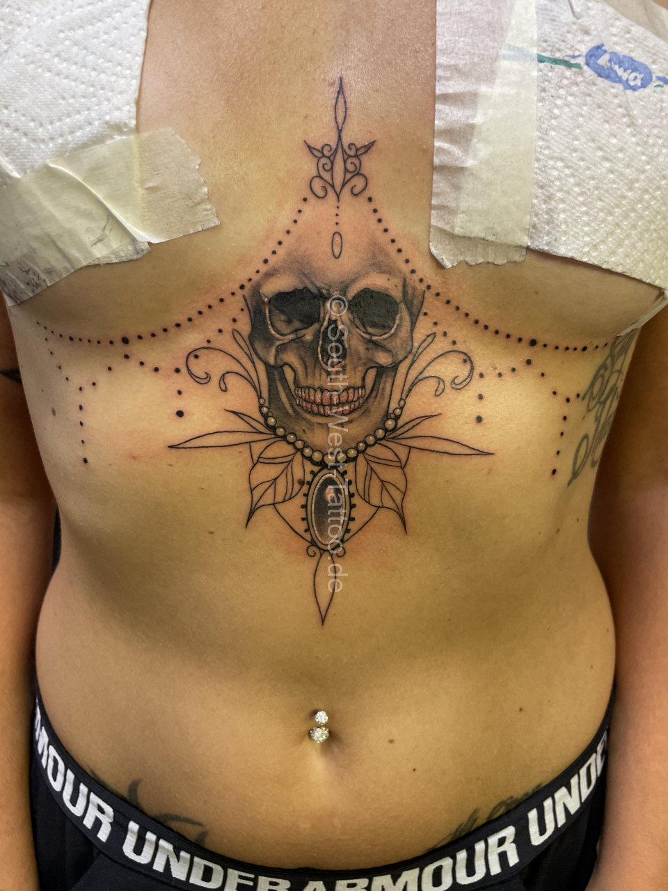 Underboob Tattoo "Mandala mit Schädel" von Stefan