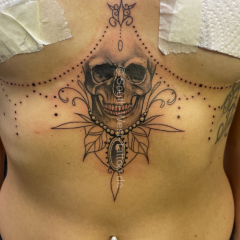 Underboob Tattoo "Mandala mit Schädel" von Stefan